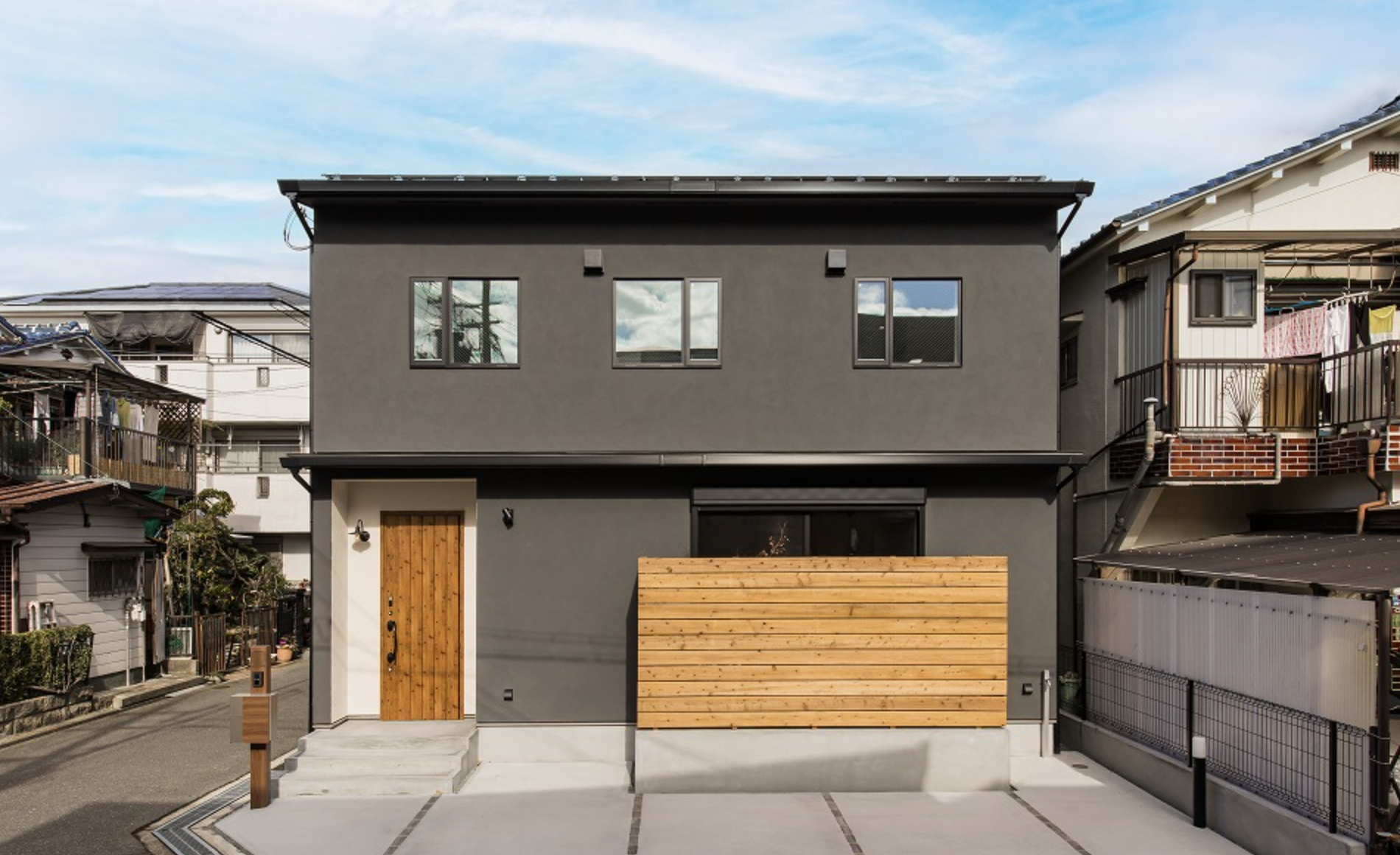 新築物件1：閑静な住宅街の角地に建つグレーのお家