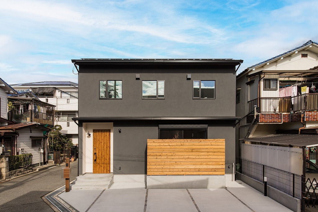 新築物件1：閑静な住宅街の角地に建つグレーのお家