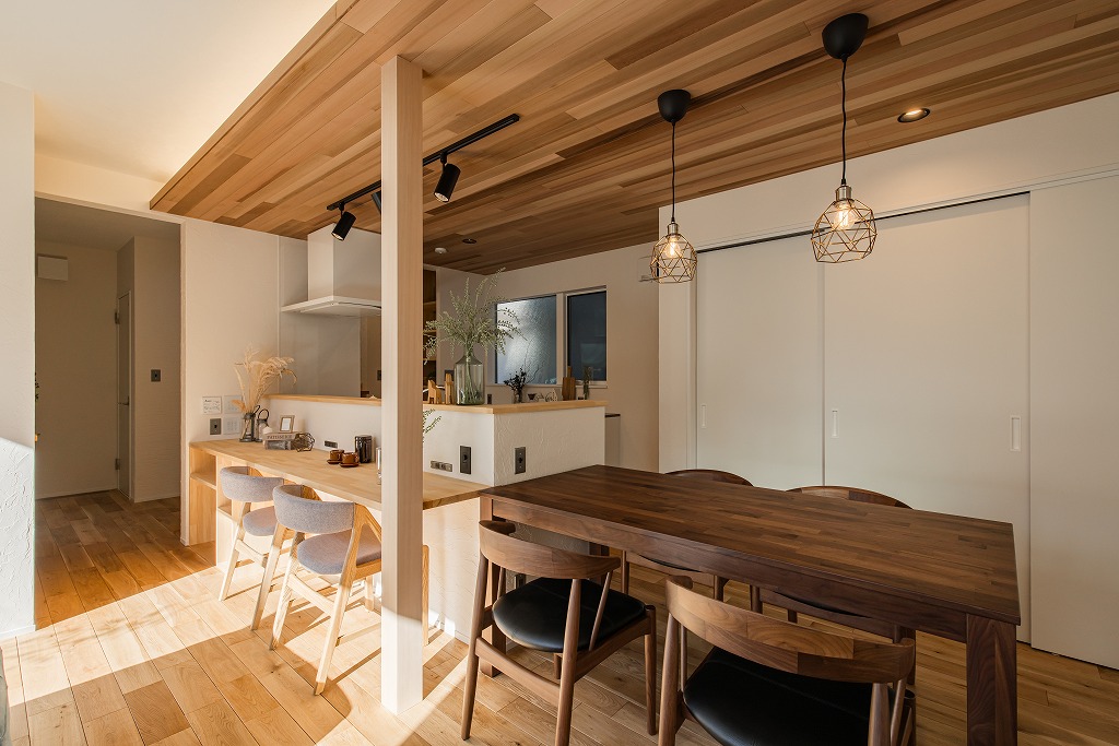 例3：アイランドキッチンだからくるくる回れるダイニング