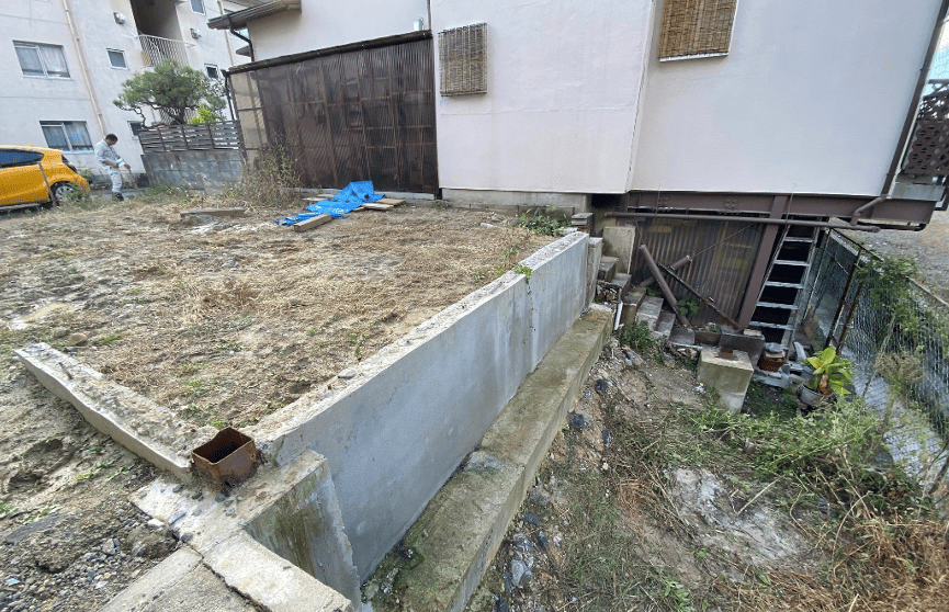 「高低差」と「擁壁（ようへき）」のイメージ